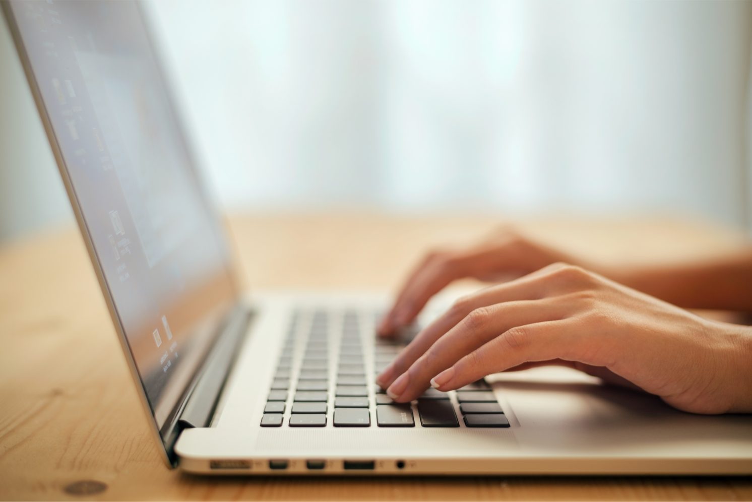 shutterstock_Laptop_Hands